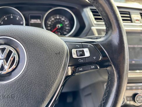 Used 2018 Volkswagen Tiguan SEL AWD/4WD image 28