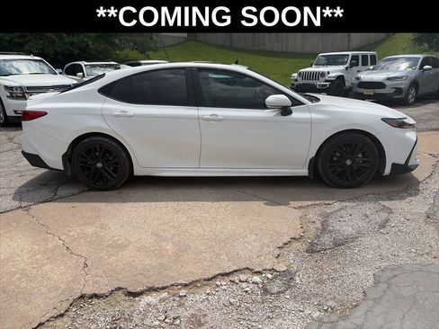 Used 2025 Toyota Camry SE w/ Convenience Package FWD image 4