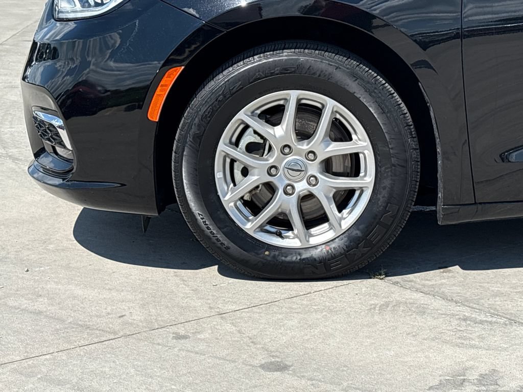 Used 2024 Chrysler Pacifica Touring-L FWD image 33