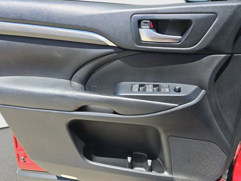 Used 2017 Toyota Highlander SE w/ Carpet Mat Package FWD image 22