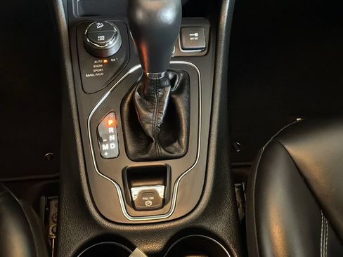 Used 2019 Jeep Cherokee Latitude Plus AWD/4WD image 21