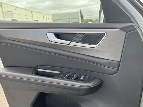 Used 2025 Volkswagen Atlas Cross Sport SE image 25