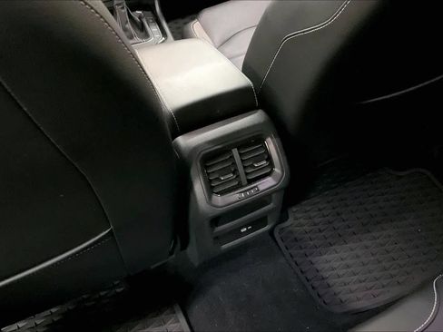 Used 2022 Volkswagen Taos SEL image 36