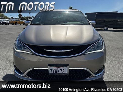 Used 2017 Chrysler Pacifica Limited w/ UConnect Theater Package FWD image 2