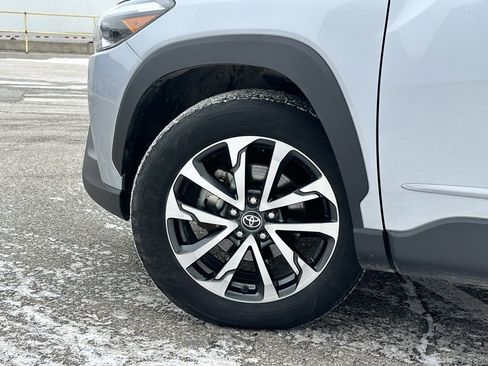 Used 2024 Toyota Corolla Cross XLE image 8