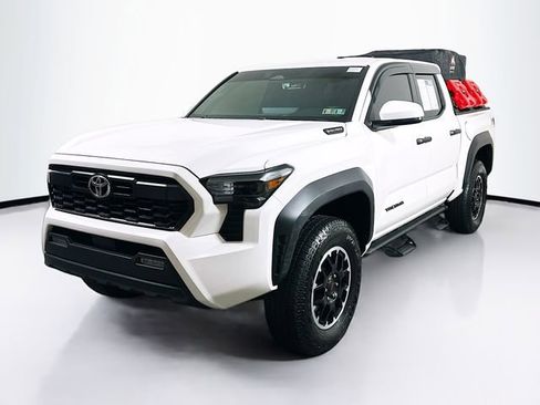 Used 2025 Toyota Tacoma TRD Off-Road AWD/4WD image 3