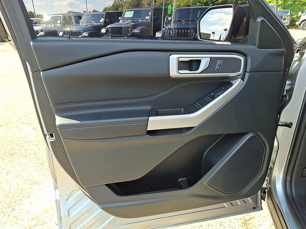 Used 2024 Ford Explorer XLT w/ Equipment Group 202A AWD/4WD image 51
