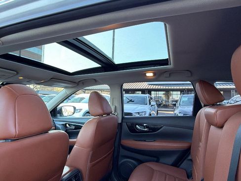 Used 2018 Nissan Rogue SL w/ Premium Package image 19