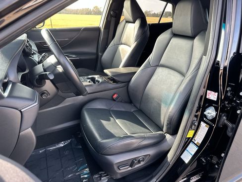 Used 2022 Toyota Venza XLE image 11