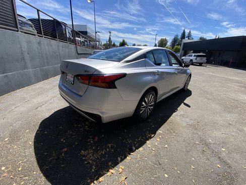 Used 2024 Nissan Altima 2.5 SV FWD image 6