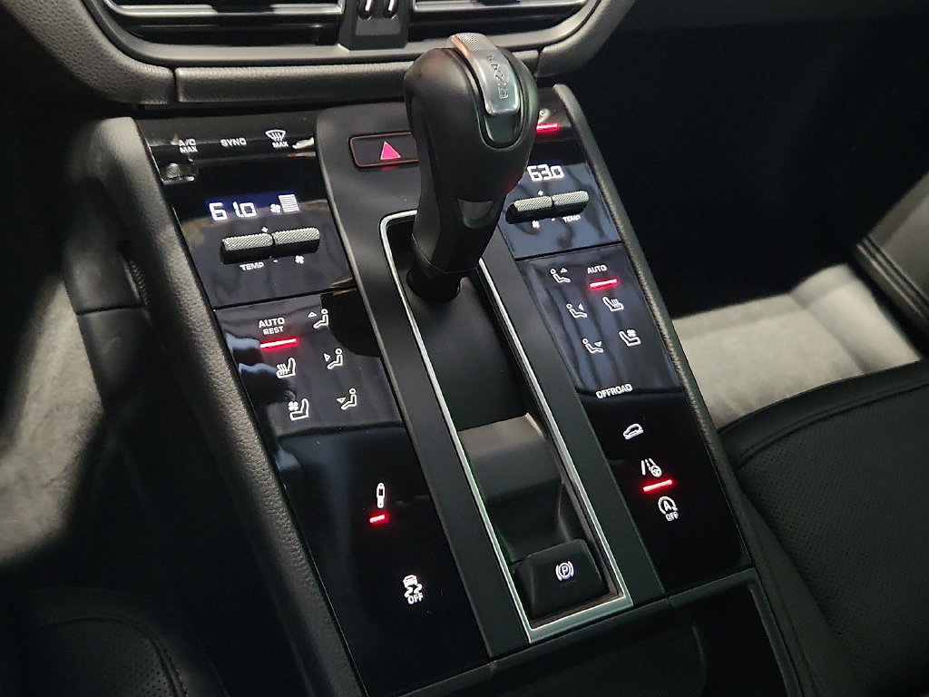 Certified 2026 Porsche Macan Turbo AWD/4WD image 16