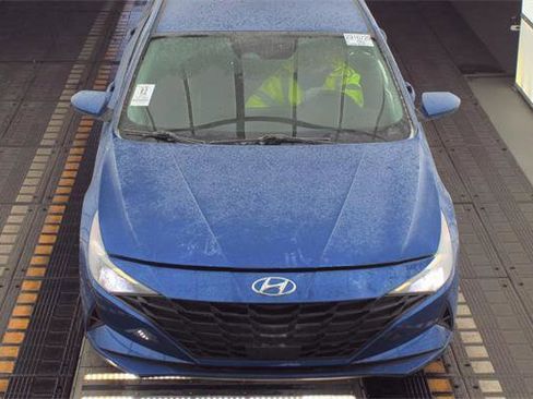 Used 2023 Hyundai Elantra SEL w/ Convenience Package image 2