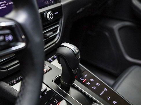 Used 2025 Porsche Macan image 27