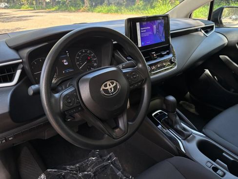 Used 2025 Toyota Corolla LE FWD image 33