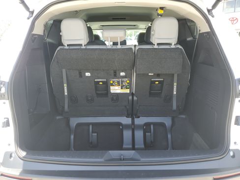 Certified 2025 Toyota Sienna XLE FWD image 9