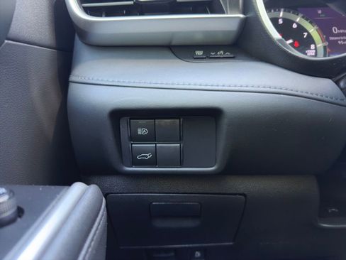 Used 2021 Toyota Highlander XLE AWD/4WD image 10