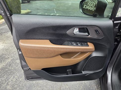 Used 2017 Chrysler Pacifica Limited w/ UConnect Theater Package image 24