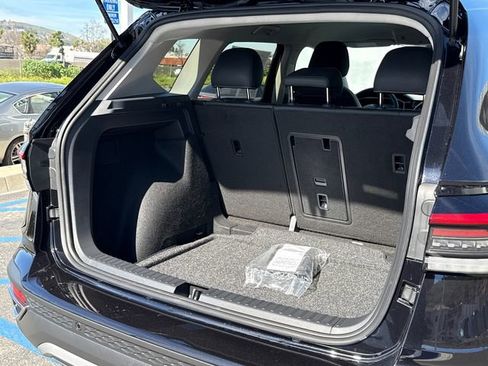 Used 2025 Volkswagen Taos SE image 13