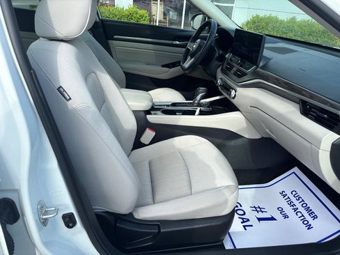 Used 2023 Nissan Altima 2.5 SV w/ SV Premium Package image 13