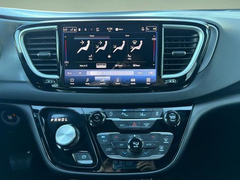 Used 2025 Chrysler Pacifica Select image 8