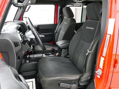 Used 2018 Jeep Wrangler Unlimited Sahara w/ Connectivity Group AWD/4WD image 10