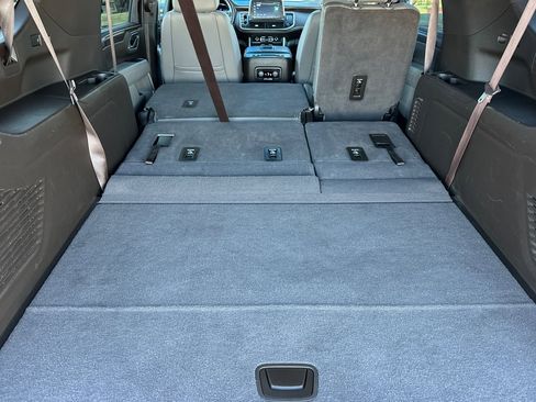 Used 2024 Chevrolet Suburban LT image 18