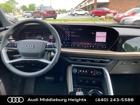 Used 2025 Audi Q5 Premium w/ Convenience Package image 31