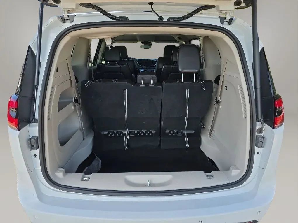Used 2023 Chrysler Pacifica Touring-L FWD image 47