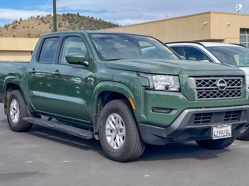 Used 2024 Nissan Frontier SV image 2