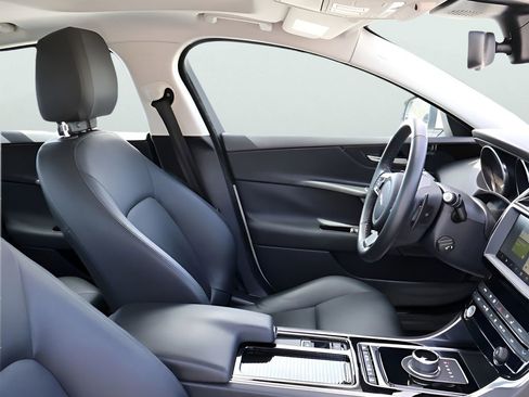 Used 2019 Jaguar XE Premium RWD image 10