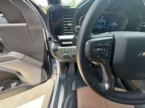Used 2025 Chevrolet Silverado 2500 High Country w/ Technology Package AWD/4WD image 17