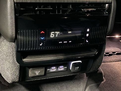 Used 2023 Jeep Wagoneer L Series III w/ Preferred Equipment Group image 38