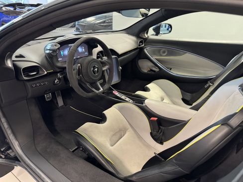 Used 2023 McLaren Artura image 9