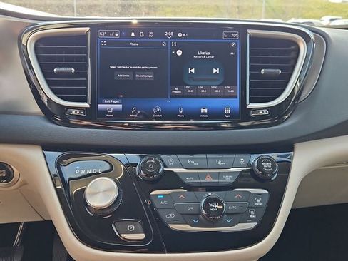 Used 2024 Chrysler Pacifica Touring-L FWD image 18