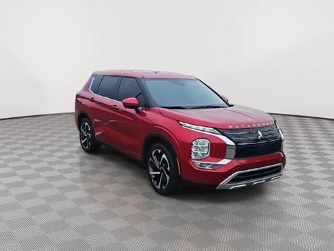 Used 2024 Mitsubishi Outlander SE image 2
