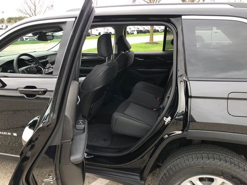 Used 2023 Jeep Grand Cherokee Laredo image 20