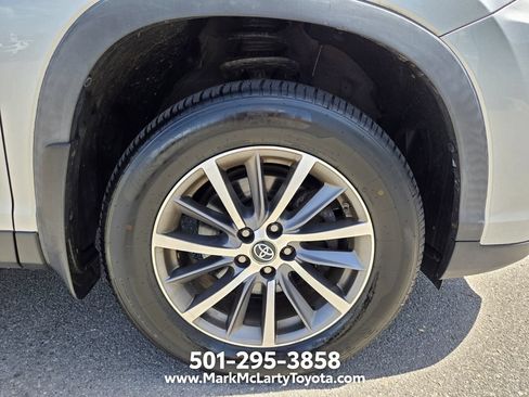 Used 2019 Toyota Highlander XLE AWD/4WD image 24