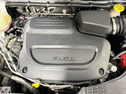 Used 2024 Chrysler Pacifica Touring-L FWD image 30