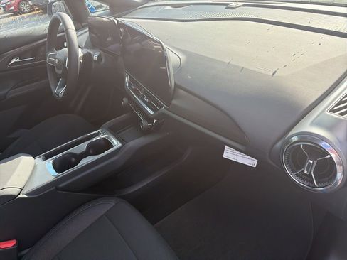 New 2026 Chevrolet Equinox EV LT image 17