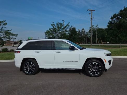Used 2022 Jeep Grand Cherokee Overland AWD/4WD image 2