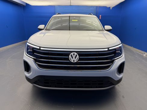 Certified 2025 Volkswagen Atlas SE w/ Panoramic Sunroof Package AWD/4WD image 3
