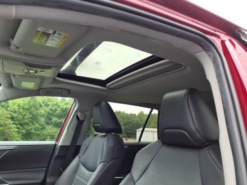 Used 2021 Toyota RAV4 XLE Premium AWD/4WD image 15