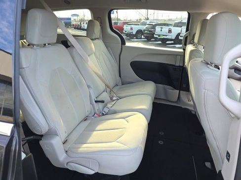 Used 2017 Chrysler Pacifica Touring image 38