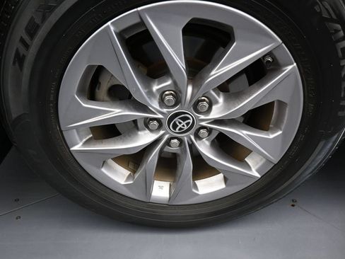 Used 2024 Toyota Sienna XLE FWD image 43