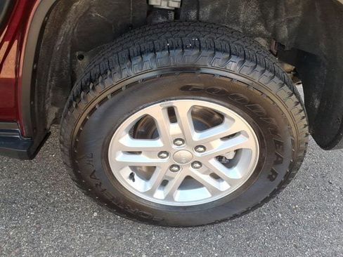 Used 2025 Jeep Grand Cherokee Laredo image 14