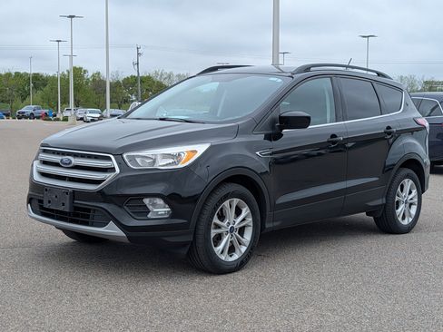 Used 2018 Ford Escape SE w/ SE Sync 3 Package AWD/4WD image 2