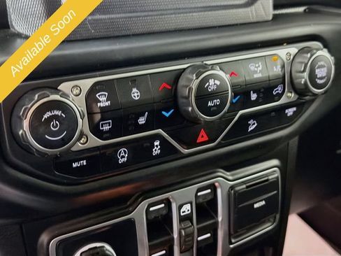 Used 2018 Jeep Wrangler Unlimited Sahara AWD/4WD image 15