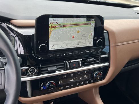 Used 2024 Nissan Pathfinder Platinum image 23