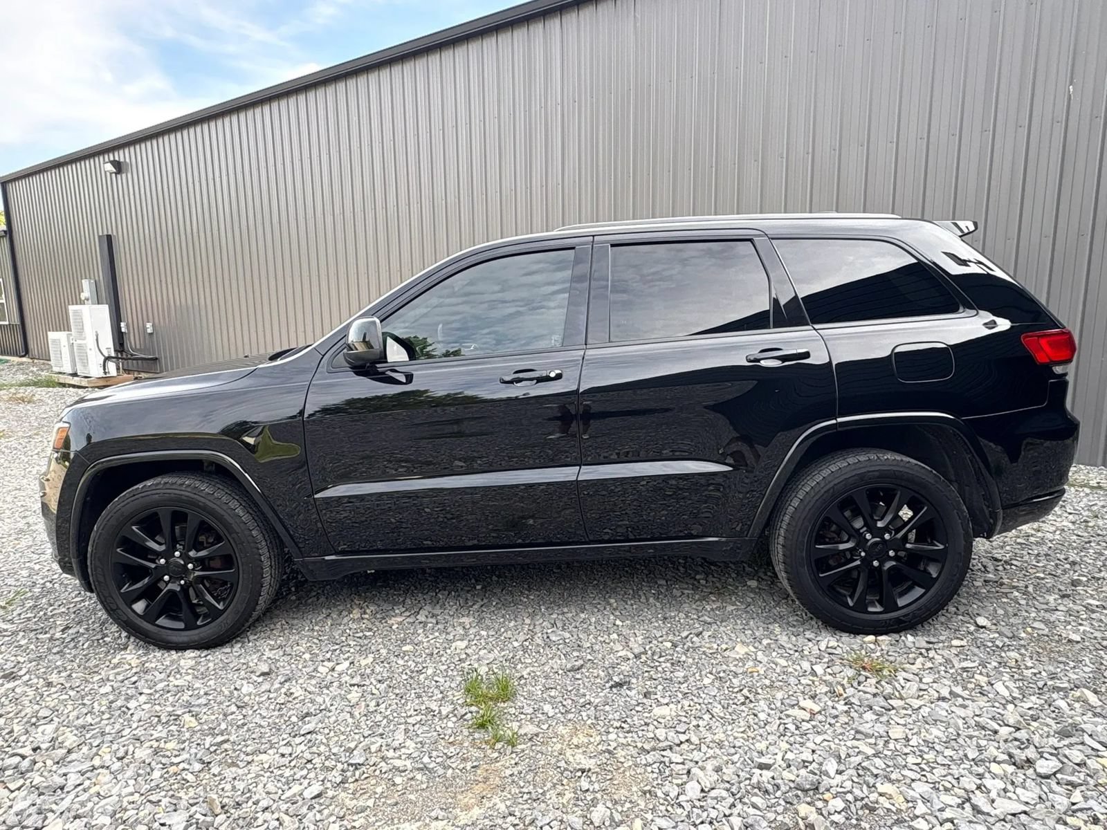 Used 2018 Jeep Grand Cherokee Altitude AWD/4WD image 8