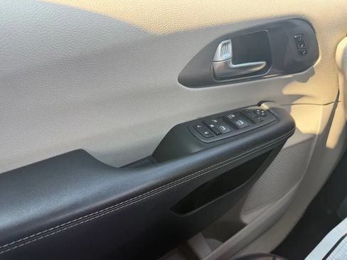 Used 2023 Chrysler Pacifica Touring-L FWD image 11